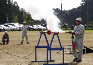 火を消すには、近づけて真横から消火剤を噴射(訓練②)