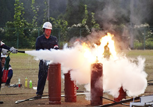 アセチレンガス容器の激しい燃焼と消火活動（訓練④）